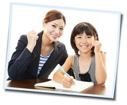 個別指導の塾で学ぶ女の子の写真